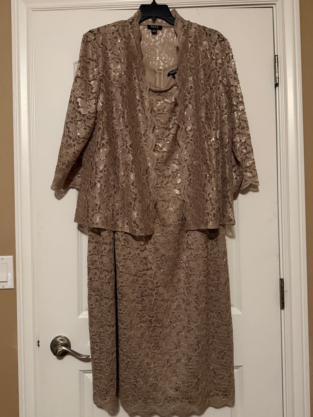 SLNY Women’s size 18W Taupe Lace & Sequin Jacket with sleeveless Dress Set.